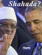 At the 2014 U.S.-African Leaders� Summit in Washington, President Obama appears to be flashing the one-finger affirmation of Islamic faith to dozens of African delegates. Does he know what he is doing?